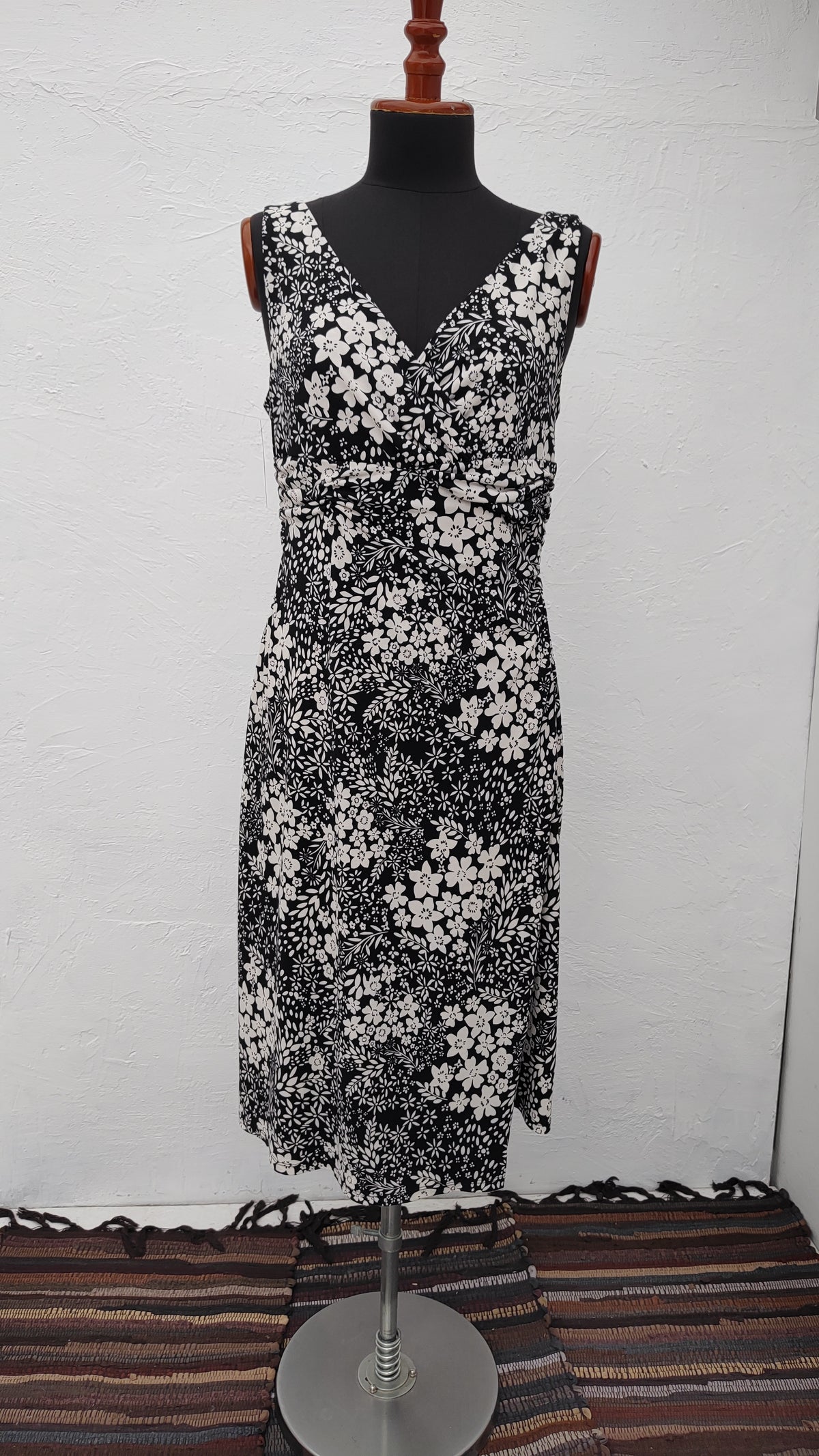 Vestido Corto Rockmans Color Negro Flores Blancas