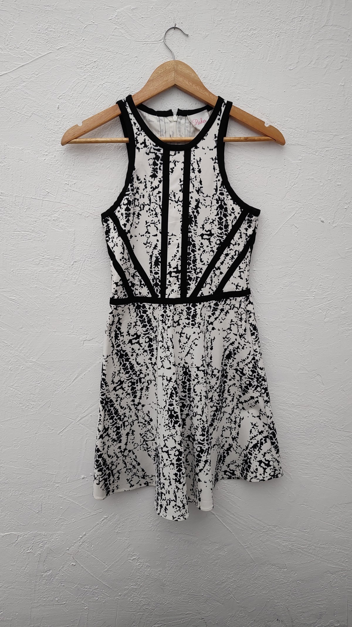 Vestido Corto Parker Color Blanco Detalles Negros