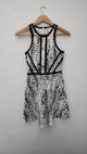 Vestido Corto Parker Color Blanco Detalles Negros