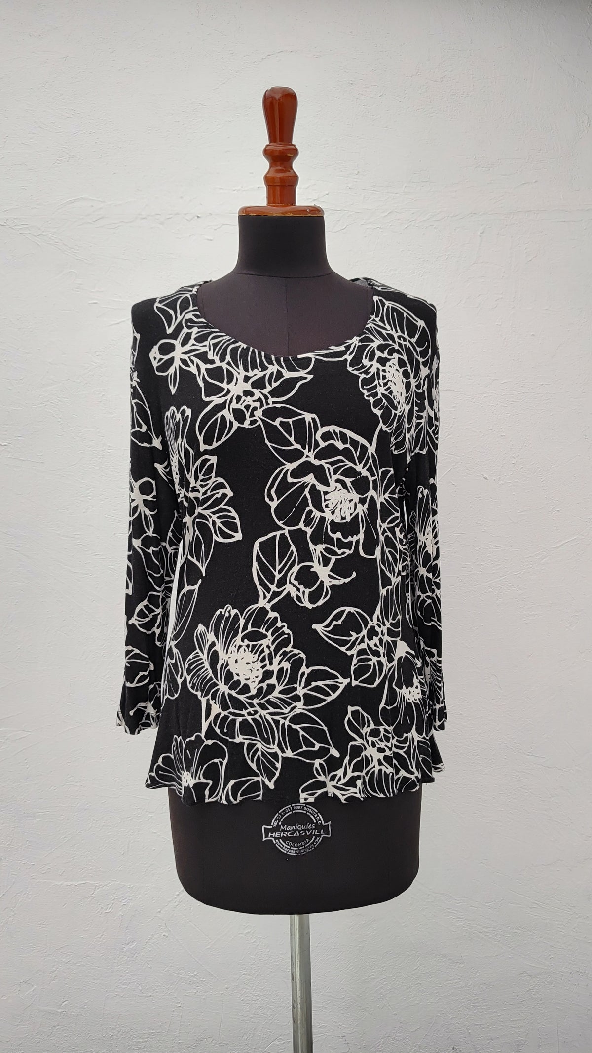 Blusa Soutland Color Negro Flores Blancas