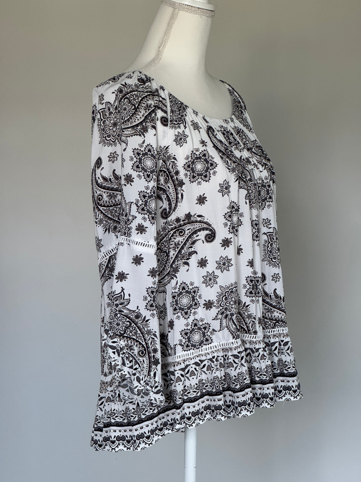 Blusa Fever Color Blanco Arabescos
