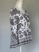 Blusa Fever Color Blanco Arabescos